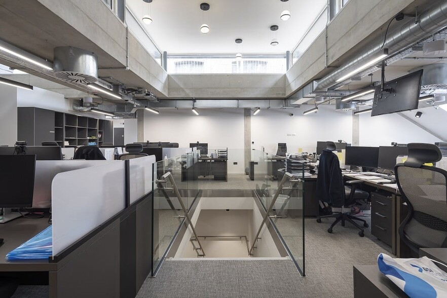 61 Charlotte St, London to rent - Building Photo - Image 3 of 10