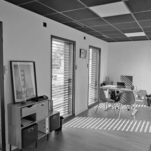 Office in Villefranche-sur-Saône to rent - Interior Photo - Image 1 of 2