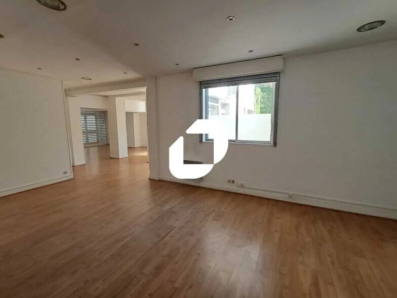 Office in Asnières-sur-Seine to rent - Interior Photo - Image 2 of 15