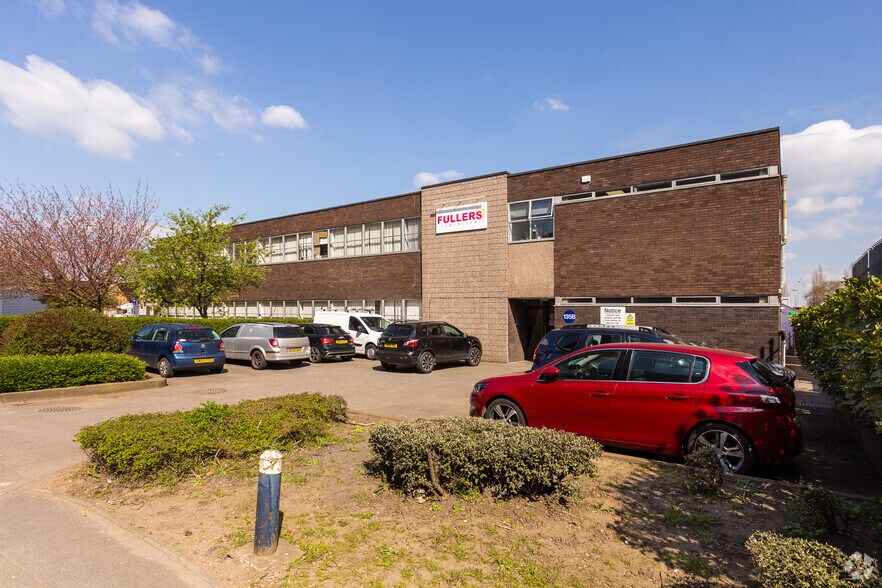 135A-135B Edinburgh Ave, Slough for sale - Primary Photo - Image 1 of 1