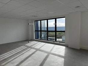 Light Industrial in Villebon-sur-Yvette to rent Interior Photo- Image 2 of 4