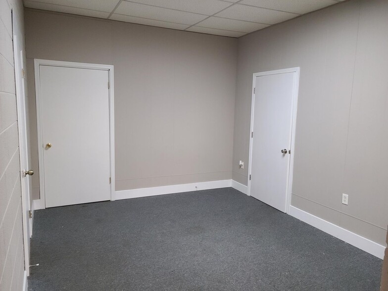 3060 Madison Ave SE, Grand Rapids, MI for rent - Interior Photo - Image 3 of 35