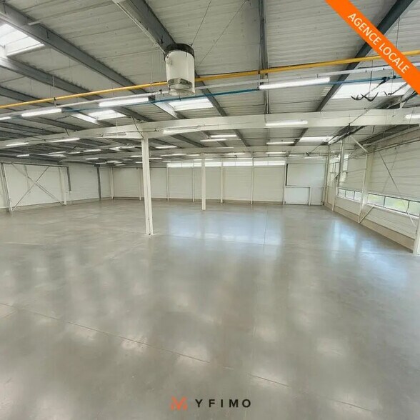 Light Industrial in Élancourt to rent - Interior Photo - Image 2 of 7