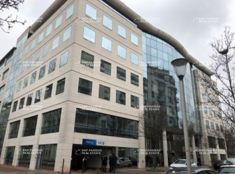 Office in Issy-les-Moulineaux to rent - Building Photo - Image 2 of 19