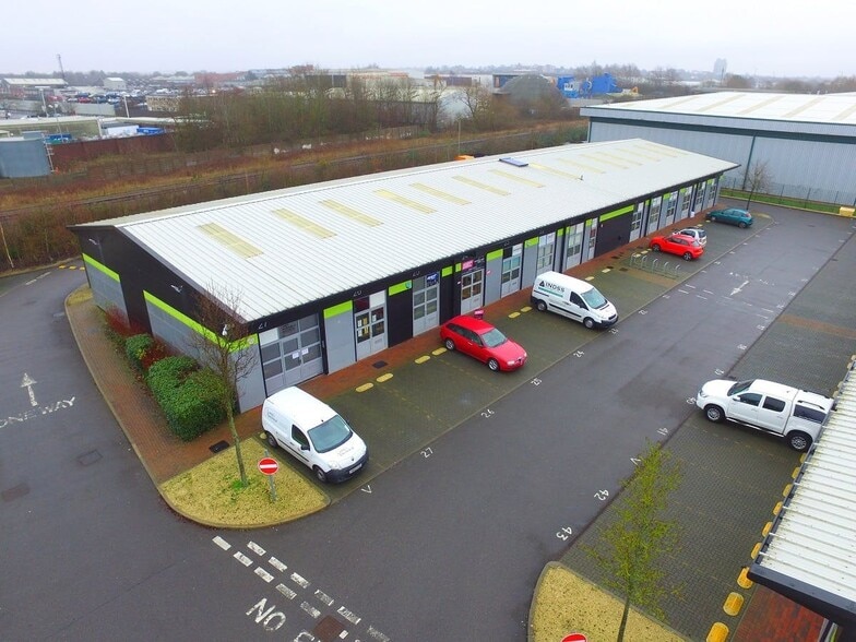 Smeaton Close, Aylesbury to rent - Building Photo - Image 2 of 9