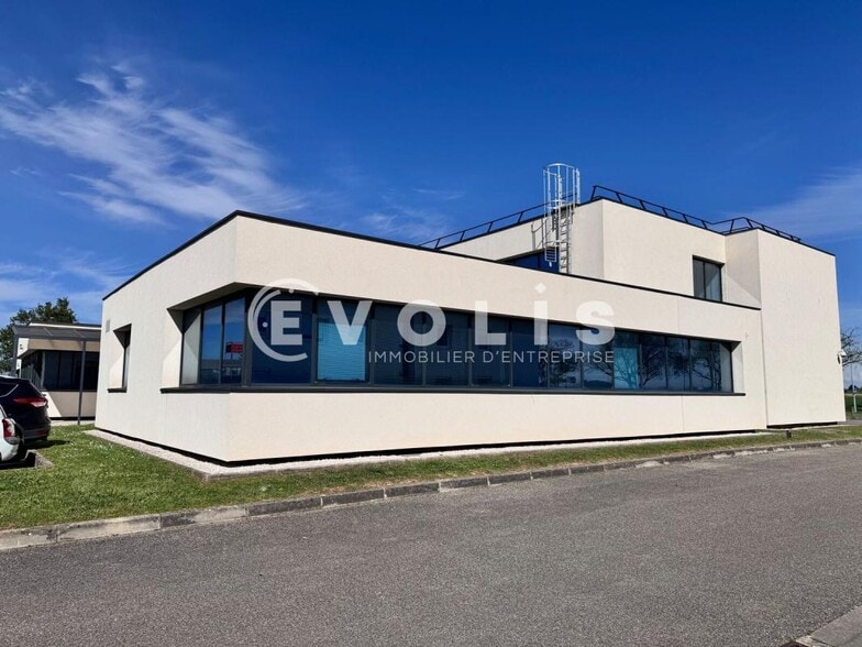 3 Allee Des Droits De L'Homme, Bron to rent - Building Photo - Image 2 of 9