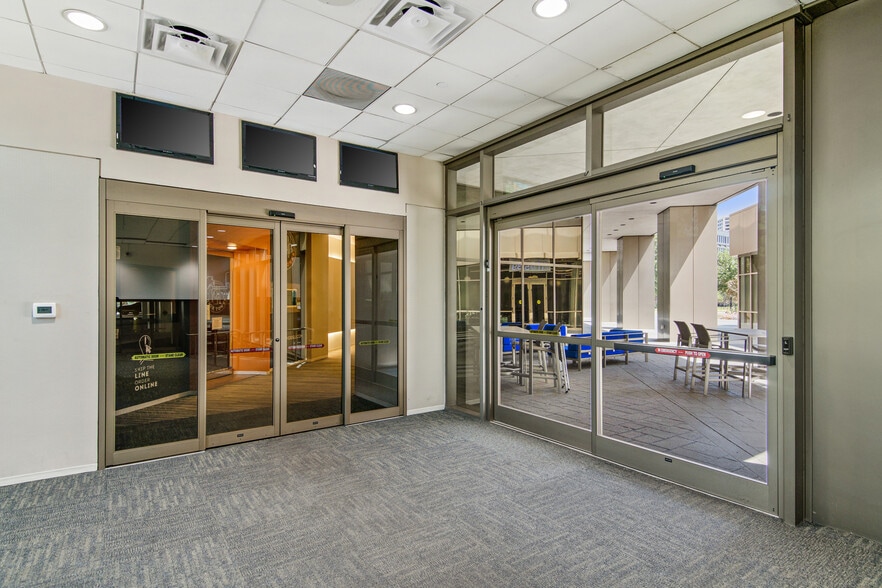 5599 San Felipe St, Houston, TX to rent - Interior Photo - Image 2 of 28