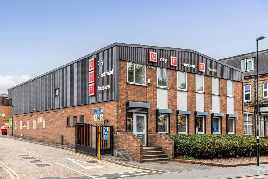 Pitlake, Croydon to rent - Primary Photo - Image 1 of 7