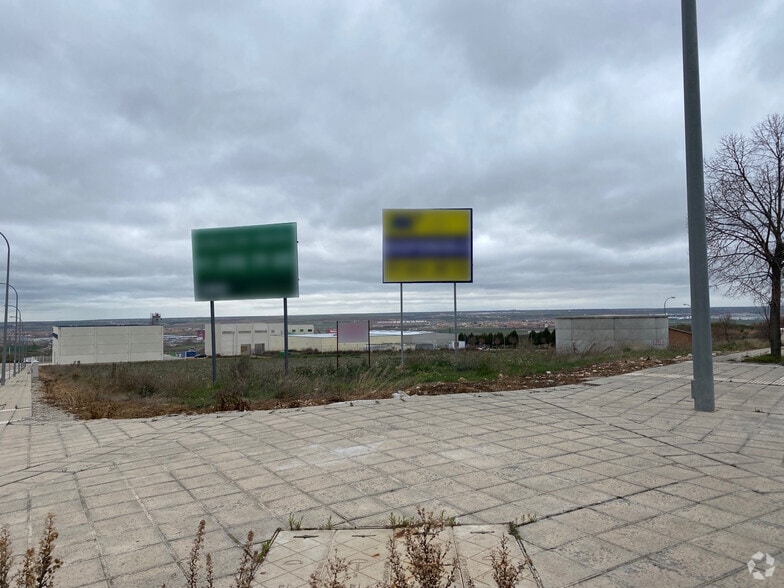 Cuesta del Aguadero s/n, Chiloeches, Guadalajara to rent - Building Photo - Image 2 of 3