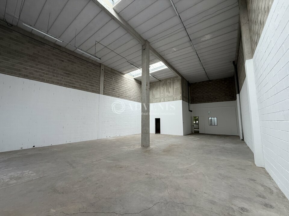 Light Industrial in Émerainville to rent Interior Photo- Image 1 of 10