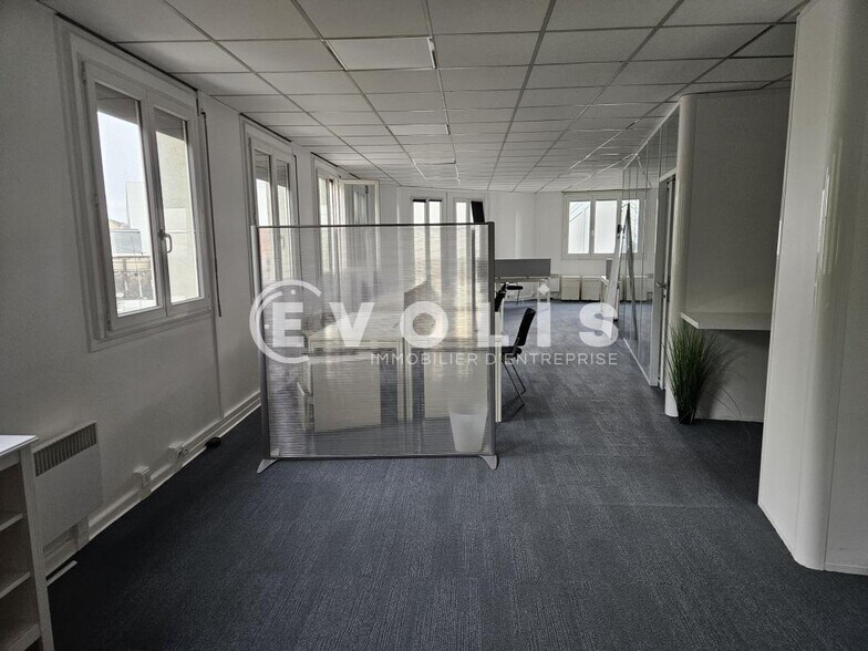 Office in Montrouge to rent - Interior Photo - Image 2 of 12