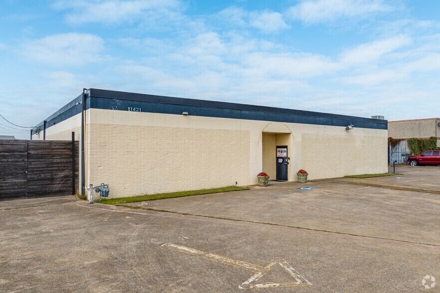 11421 Chairman Dr, Dallas, TX for rent - Primary Photo - Image 1 of 11