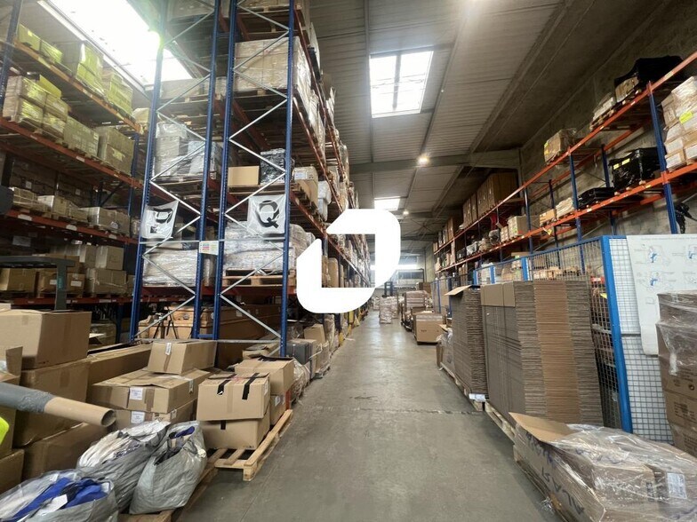 Industrial in Lieusaint to rent - Interior Photo - Image 2 of 11