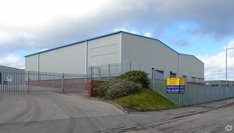 East Acre, Willenhall to rent - Building Photo - Image 2 of 4