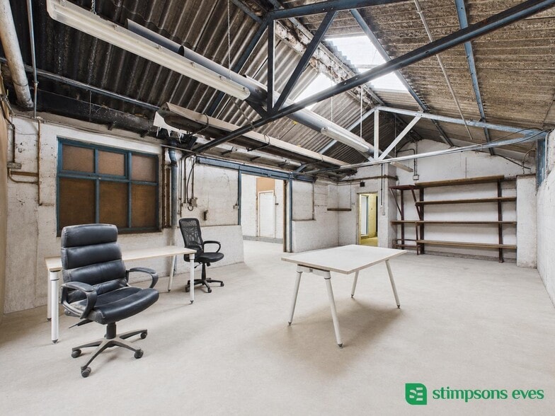 1 London Rd, Luton to rent - Building Photo - Image 3 of 12