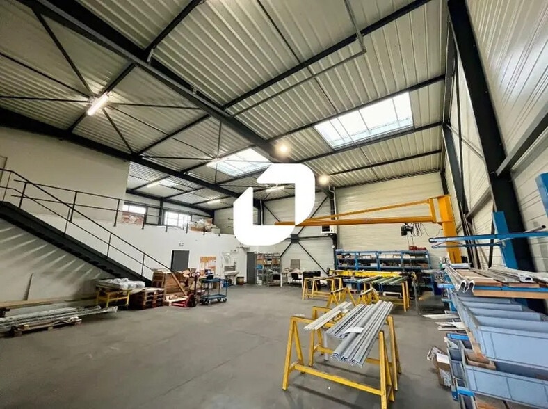 Light Industrial in Chassieu to rent - Interior Photo - Image 2 of 9