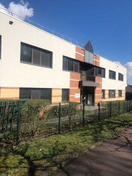 Light Industrial in Champs-sur-Marne to rent - Building Photo - Image 2 of 12
