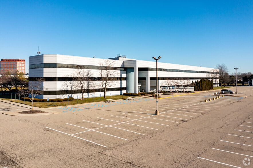 295 Kirts Blvd, Troy, MI for sale - Building Photo - Image 1 of 1