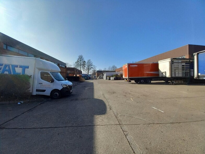 Suttons Business Park, Reading to rent - Building Photo - Image 3 of 5