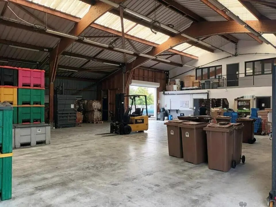 Location Entrepôt 552 m² - Photo 1