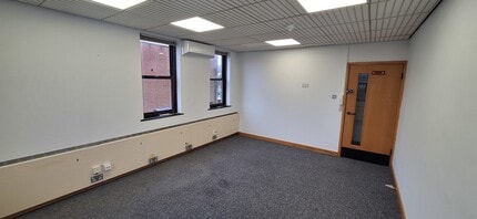 54 Queen St, Horsham to rent Interior Photo- Image 2 of 3