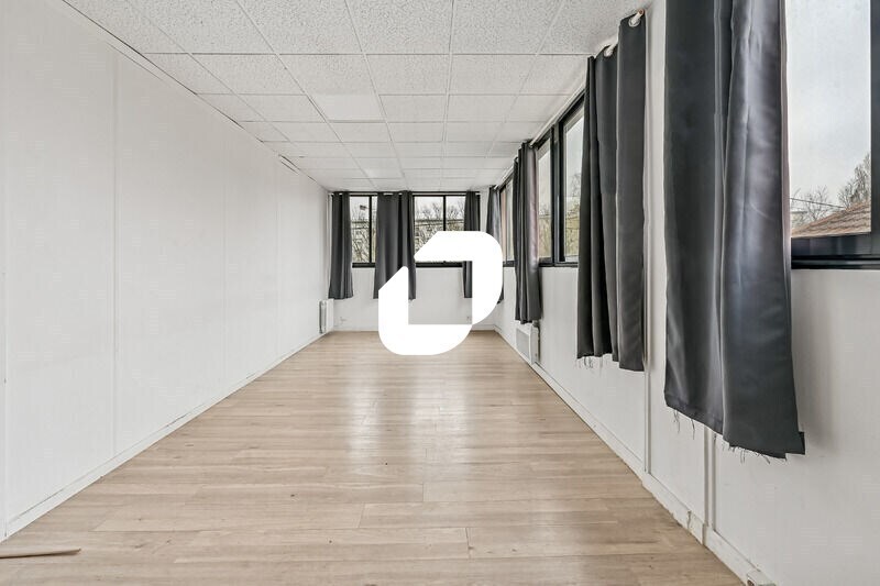 Office in Goussainville to rent - Building Photo - Image 3 of 12