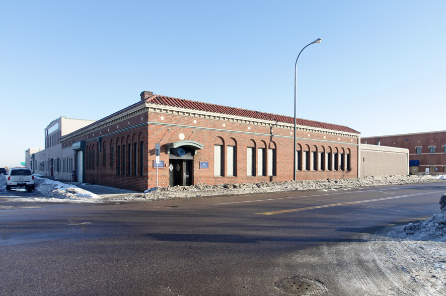 260 N Plymouth Ave, Minneapolis, MN for rent - Building Photo - Image 1 of 4