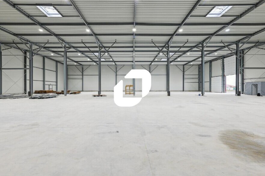 Light Industrial in Saint-Pathus to rent - Interior Photo - Image 3 of 11