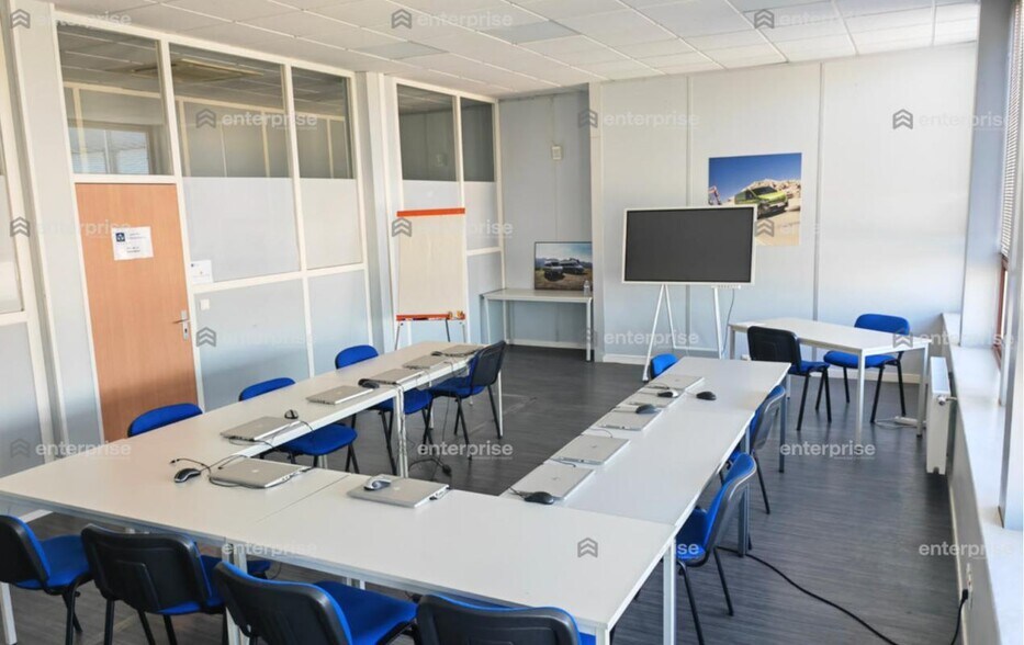 Office in Le Plessis Belleville to rent - Interior Photo - Image 3 of 8
