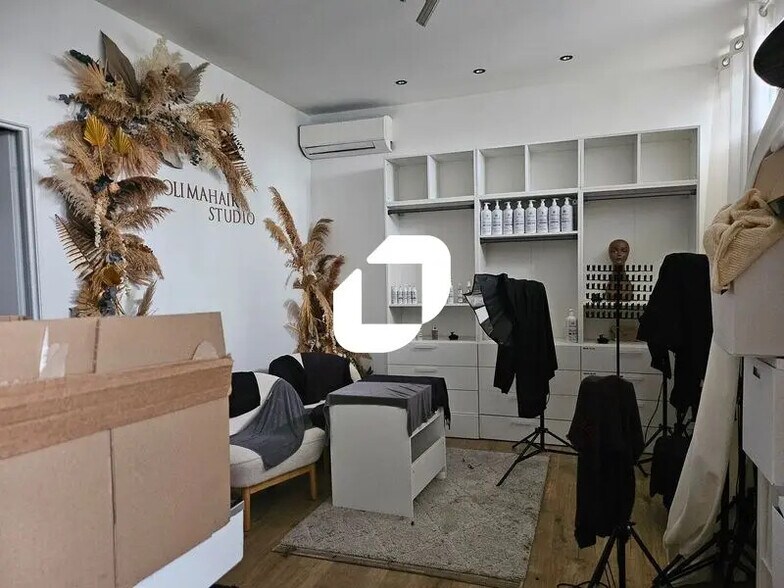 Retail in Lattes to rent - Building Photo - Image 2 of 7