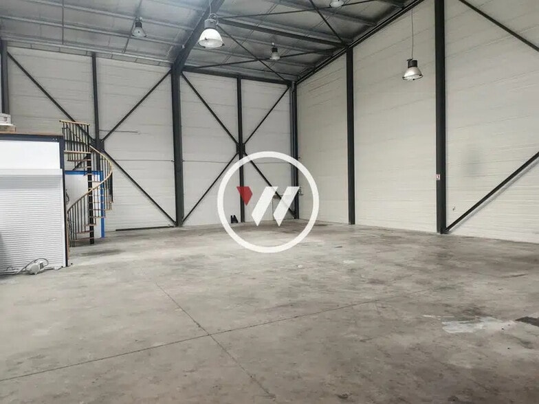 Light Industrial in Aubagne to rent - Interior Photo - Image 3 of 4