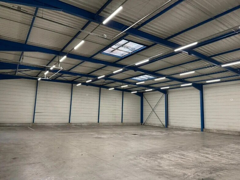 Light Industrial in Saint-Apollinaire to rent - Interior Photo - Image 2 of 7