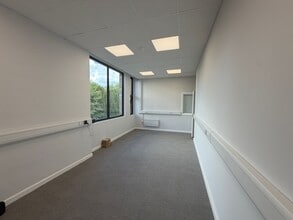Penistone Rd, Huddersfield to rent Interior Photo- Image 2 of 8