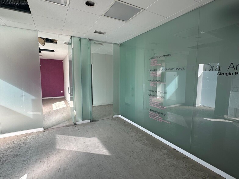 Retail in Granada to rent - Building Photo - Image 2 of 24