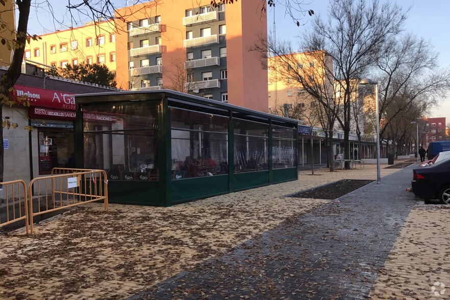 Calle Del Manojo De Rosas, 44, Madrid, Madrid for rent - Building Photo - Image 1 of 2