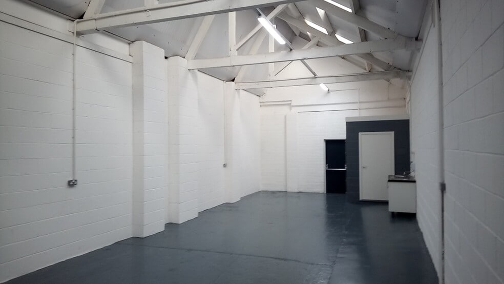 Clonmel Road Business Stirchley Birmingham Road, Birmingham to rent - Primary Photo - Image 1 of 12