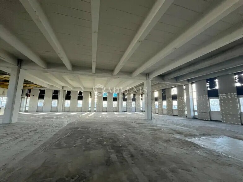 Light Industrial in Rungis to rent - Interior Photo - Image 2 of 3