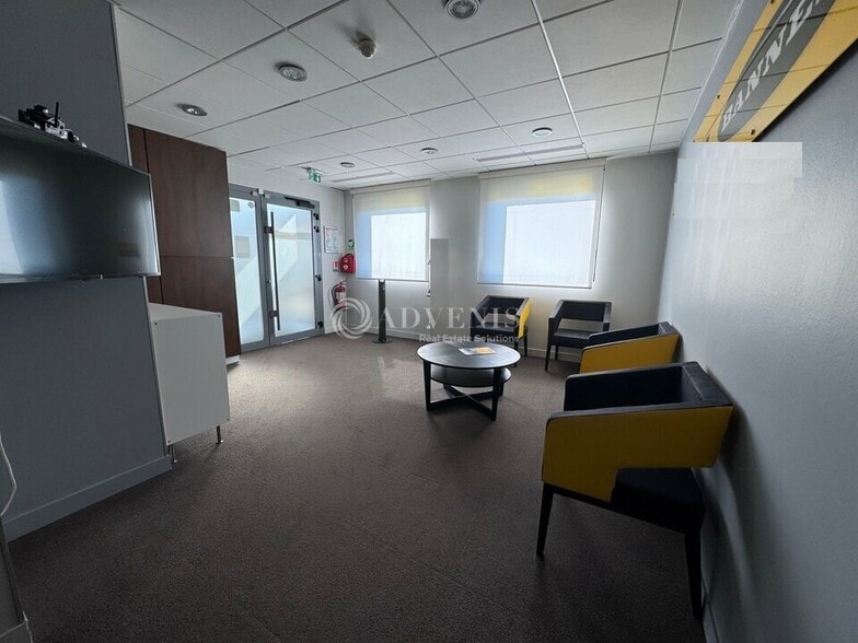 Office in Magny-le-Hongre to rent - Interior Photo - Image 2 of 6