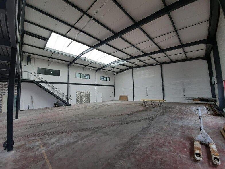 Industrial in Combs-la-Ville to rent - Interior Photo - Image 2 of 4