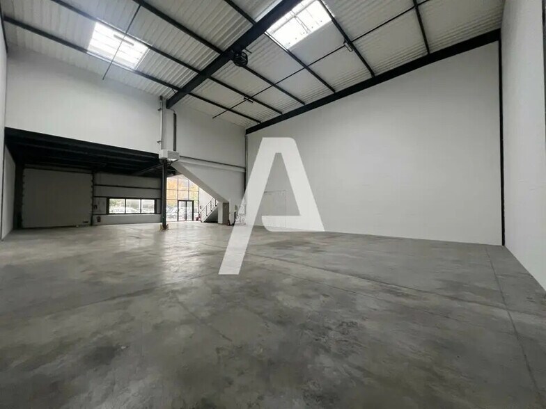 Light Industrial in Lieusaint to rent - Interior Photo - Image 2 of 5