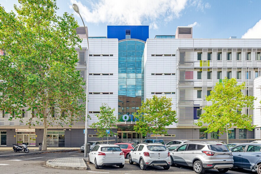 Office in Madrid, Madrid to rent - Building Photo - Image 2 of 5