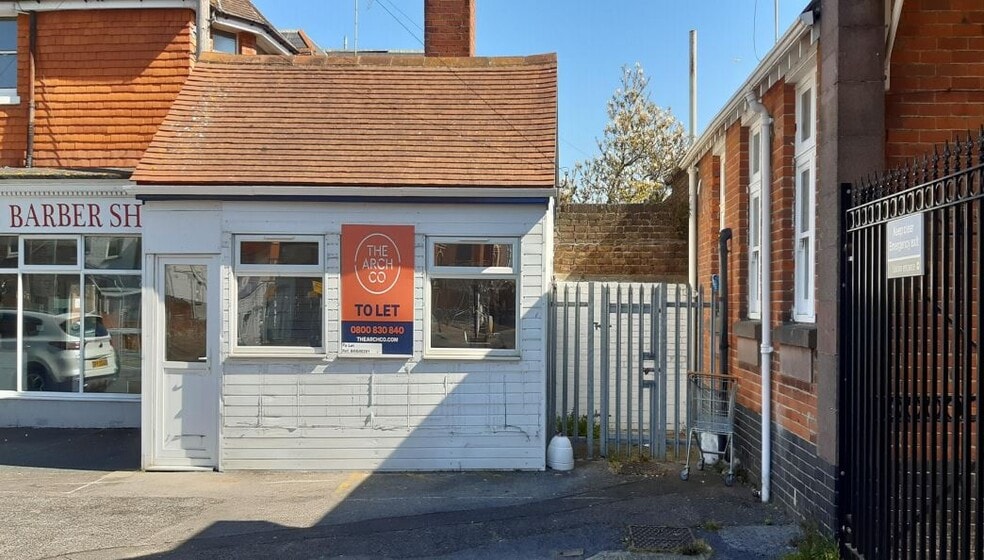 3 Station Approach, Bognor Regis to rent - Primary Photo - Image 1 of 4