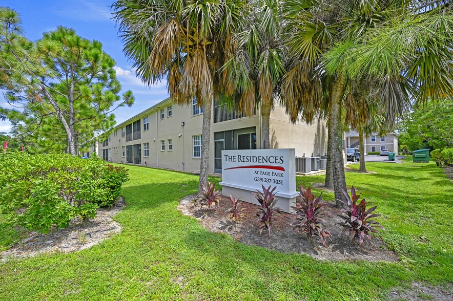 200 Dahlia Ln, Fort Myers, FL for sale - Building Photo - Image 2 of 13