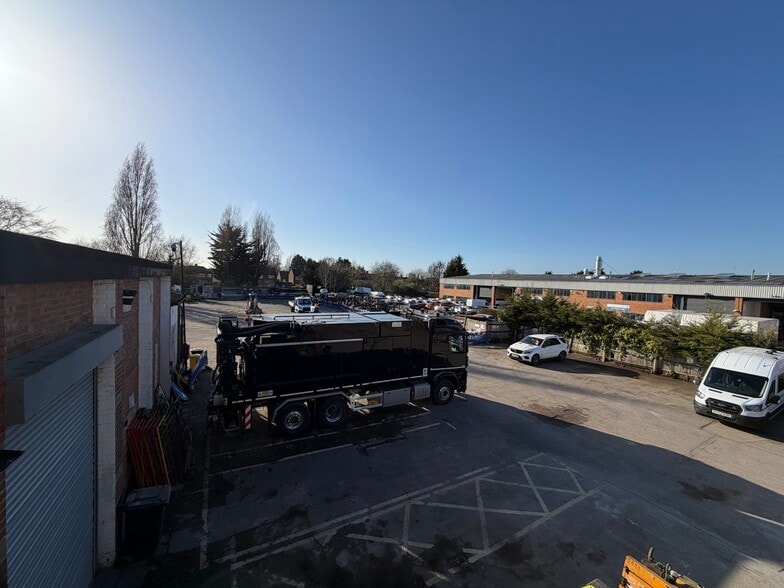 15 Manor Way, Borehamwood to rent - Building Photo - Image 2 of 7