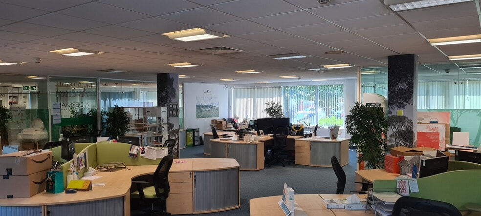 Maxwell Rd, Borehamwood for sale - Interior Photo - Image 2 of 14