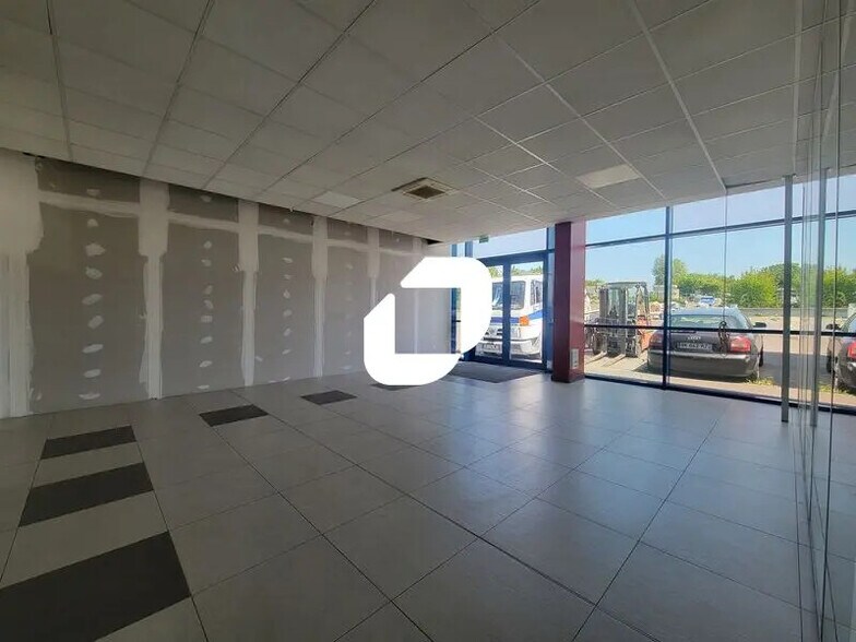 Office in Chilly-Mazarin to rent - Interior Photo - Image 2 of 7