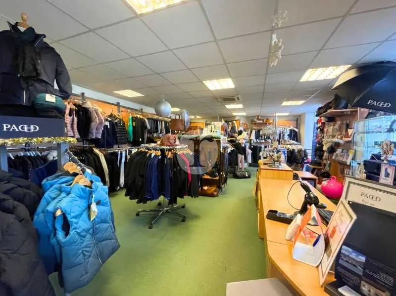 Location Commerce 275 m² - Photo 1