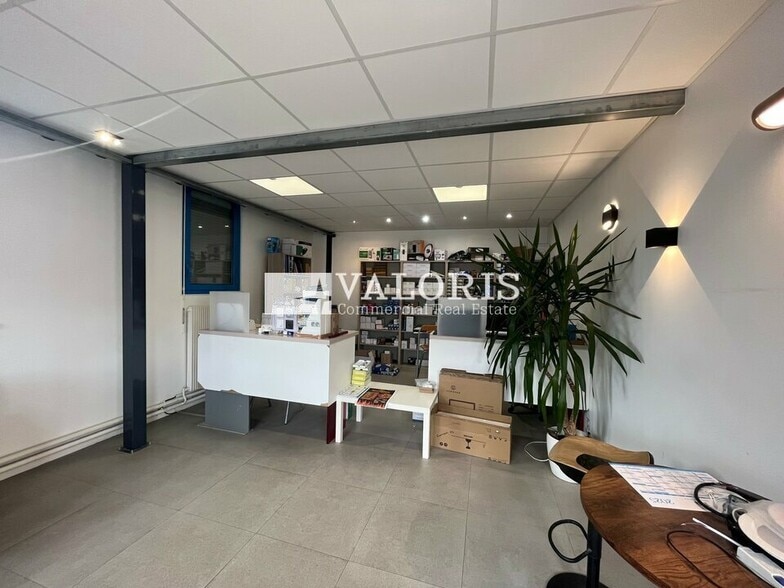 Light Industrial in Saint-Priest for sale - Interior Photo - Image 2 of 12