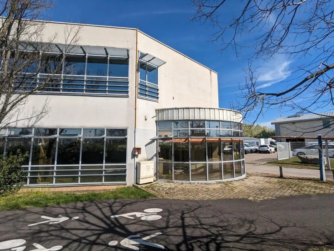 Retail in Bron for sale Building Photo- Image 1 of 15