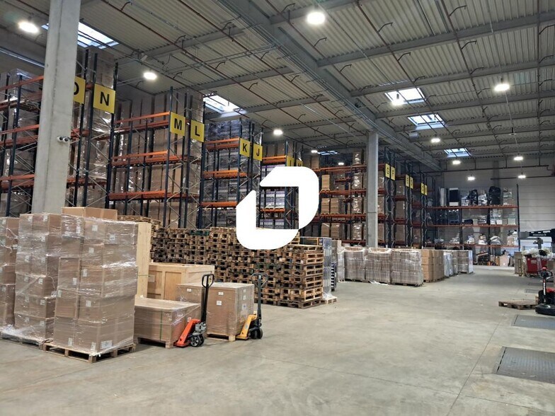 Industrial in Compans to rent - Building Photo - Image 2 of 8